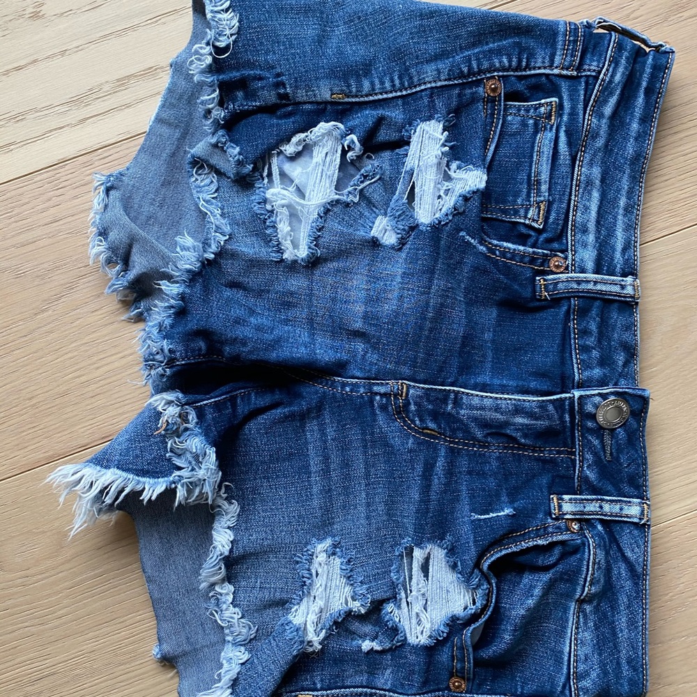 American Eagle Midi ripped shorts